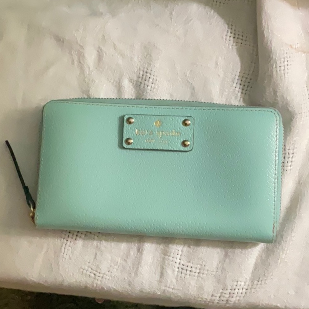 Kate Spade Zip Wallet  Like New